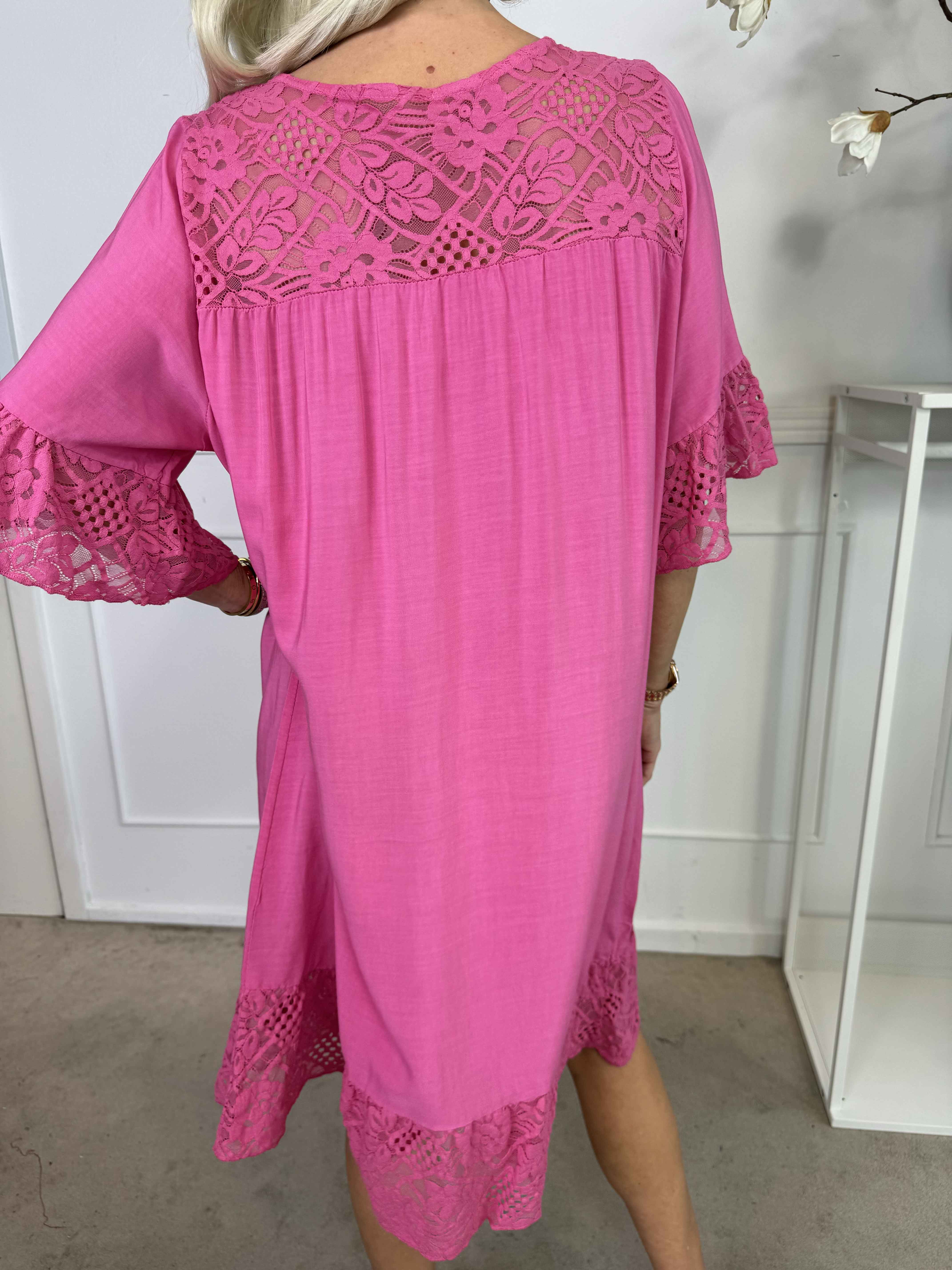 Floriza - Söt klänning i viskos med spetskant